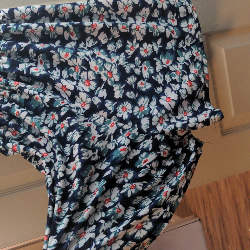 V neck Floral Romper w pockets - Picture 4 of 5